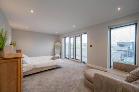 Plot 5 Yacht Haven 25 18.jpg