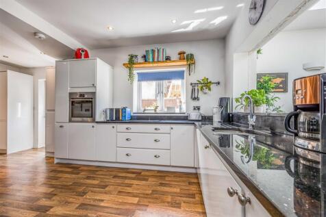 Anarue, Manor Road, Hayling Island-Small-PorticoMa