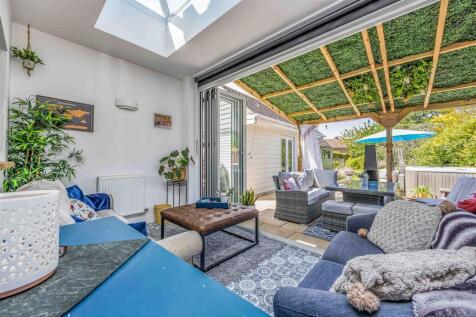 Anarue, Manor Road, Hayling Island-Small-PorticoMa