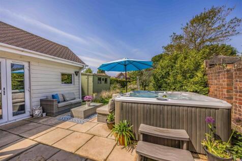 Anarue, Manor Road, Hayling Island-Small-PorticoMa