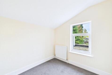 CAM01909G0-PR0411-STILL012