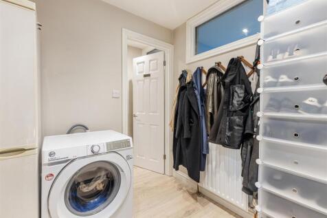 A08 - 7 Oakwood Close Dartmouth - 251117.jpg