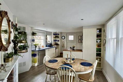 Dirrydan, 3 Castle Bank, Kirkcudbright - Williamso