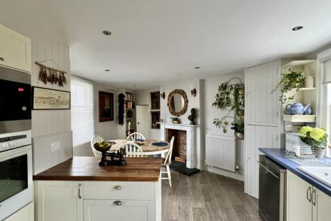 Dirrydan, 3 Castle Bank, Kirkcudbright - Williamso