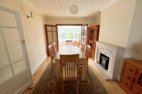Dining area through to conservatory.jpg