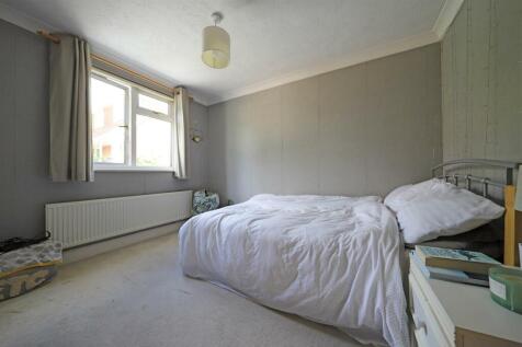nicholas james crescent drive  bed 2.jpg