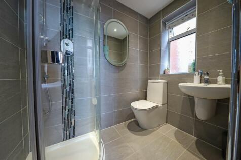 nicholas james crescent drive en suite_.jpg