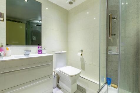 17898294 EnSuite(1).jpg