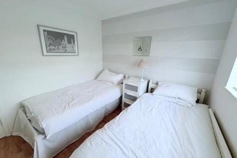 16 Dene Hollow 6.jpg