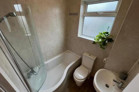 34 Lloyd bathroom.jpg