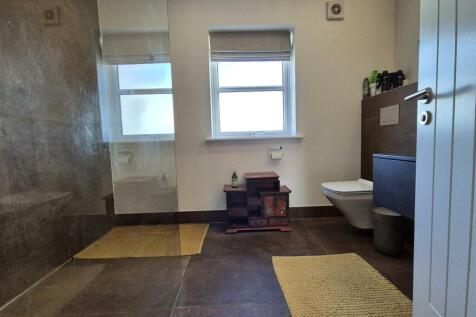 EN SUITE SHOWER ROOM/WC