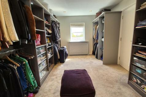 WALK IN DRESSING ROOM