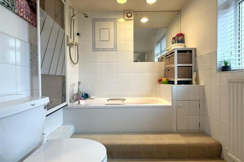 EN SUITE BATHROOM/WC