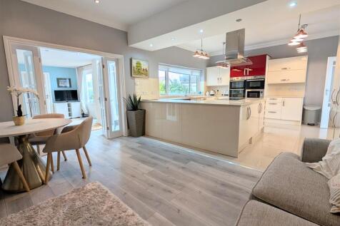 FAMILY DINING-KITCHEN