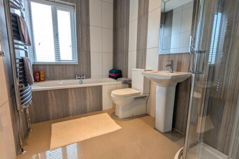 EN SUITE BATHROOM/WC