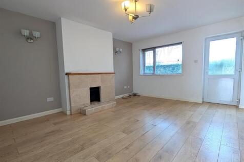 LOUNGE WITH DINING AREA