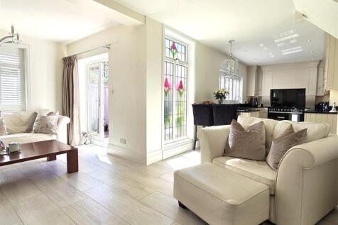 OPEN PLAN LIVING/DINING KITCHEN