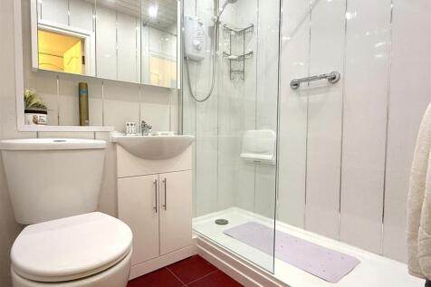 SHOWER ROOM/WC
