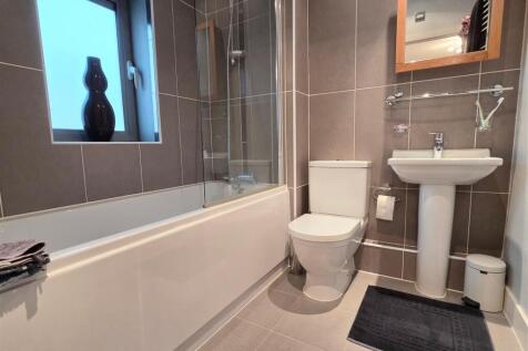EN SUITE BATHROOM/WC