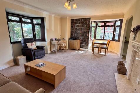 LOUNGE WITH DINING AREA