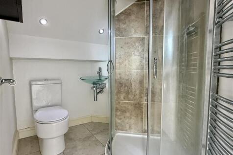 EN SUITE SHOWER ROOM/WC