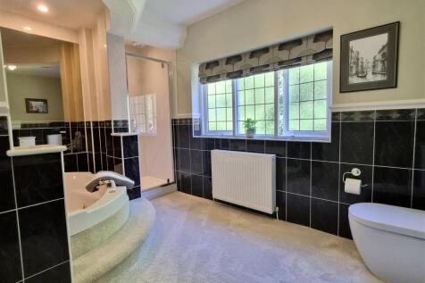 EN SUITE BATHROOM/WC