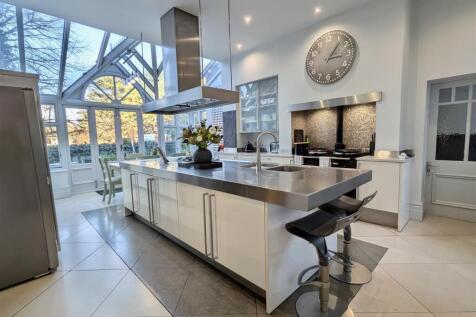 FAMILY DINING KITCHEN