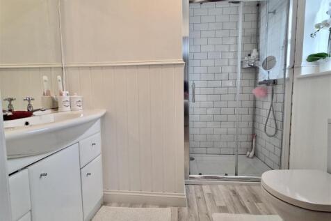 EN SUITE SHOWER ROOM/WC