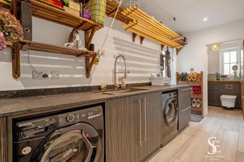 Utility Room to Downstairs Bathroom
