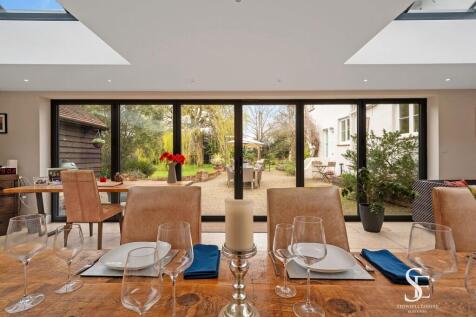 Entertainment Room to Garden