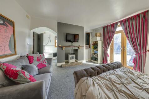 2nd Lounge / Ground Floor Bed 5