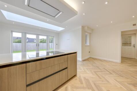 Open Plan Kitchen / Dining / Living Alt 4