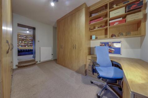 Bed 7 / Dressing Room