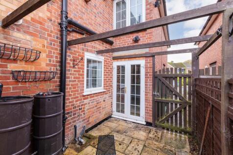 19 Goldenball Lan...