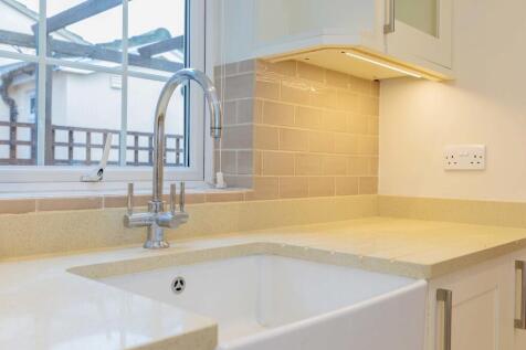 19 Goldenball Lan...