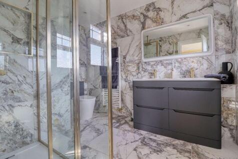 Master Bedroom En-Suite