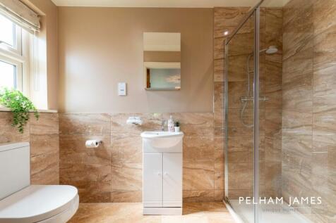 En Suite, 3 Alston Court, Langtoft