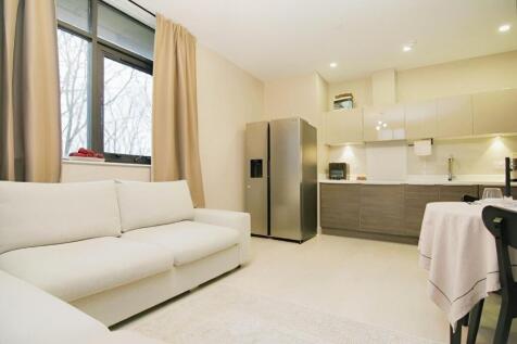 OPEN-PLAN LIVING ROOM