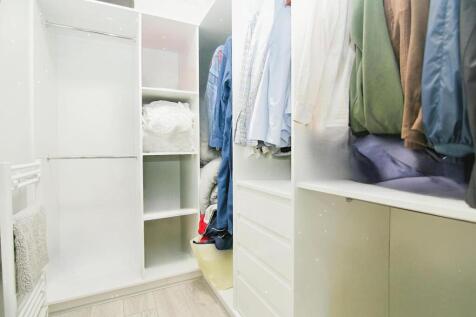 WALK IN WARDROBE