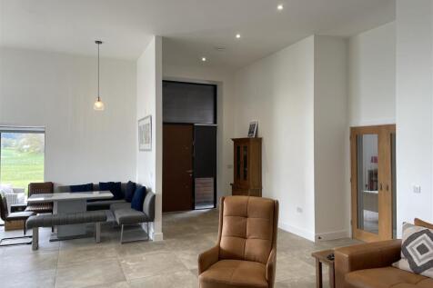 2 The Paddock - Entrance Hall.JPG