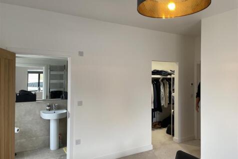 2 The Paddocks - Master Dressing &amp; En-suite.JPG