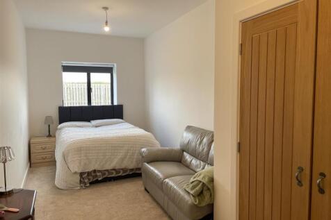 2 The Paddocks - Bed 2.JPG