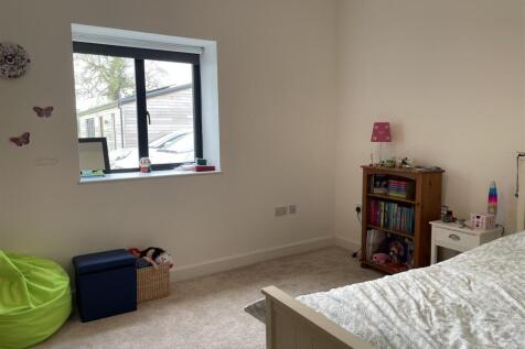 2 The Paddocks - Bed 3.JPG