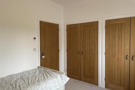 2 The Paddocks - Bed 3 (1).JPG