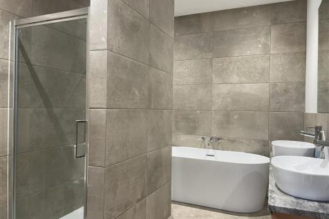 2 The Padocks - Bathroom.JPG
