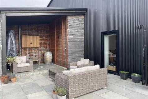 2 The Paddocks - Patio Area.JPG