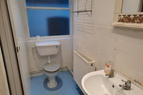 Rest of shower room.jpg