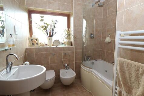 Family Bathroom 2...