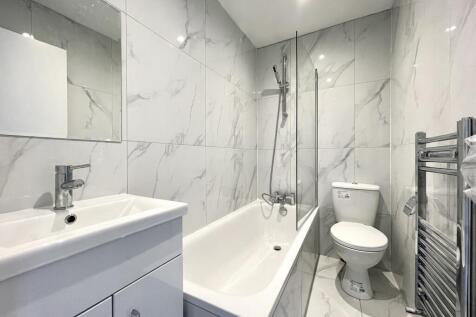 Bathroom Upstairs.jp