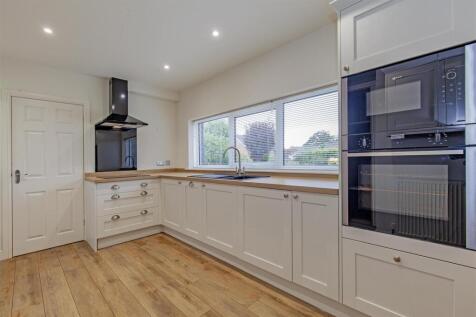 Superb Re-fitted Kitchen